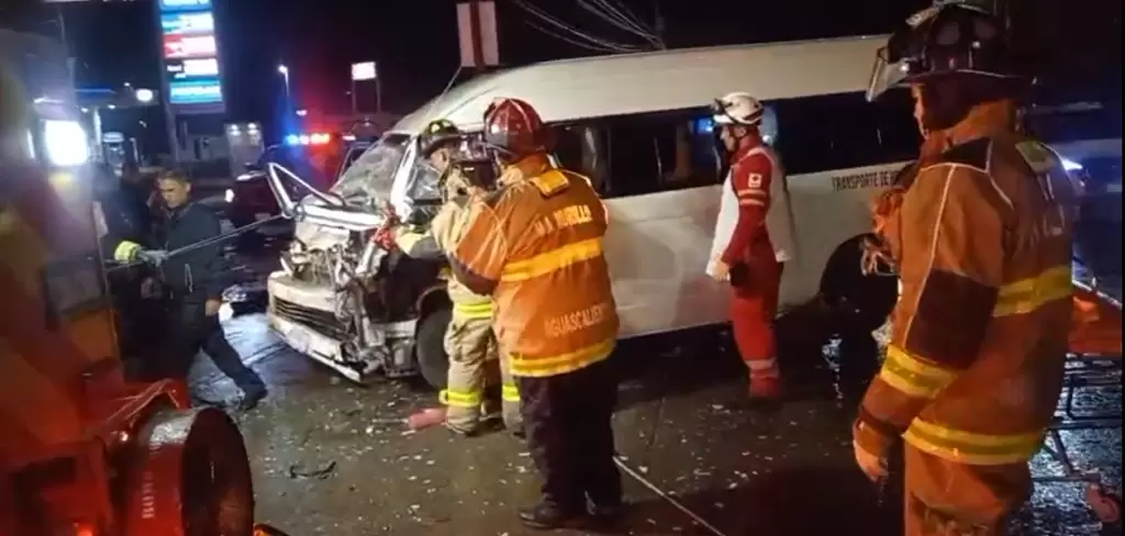 Servicios de emergencia arribaron al lugar del accidente en la 45 sur para realizar las labores de rescate de los prensados. JLMNoticias captura de pantalla