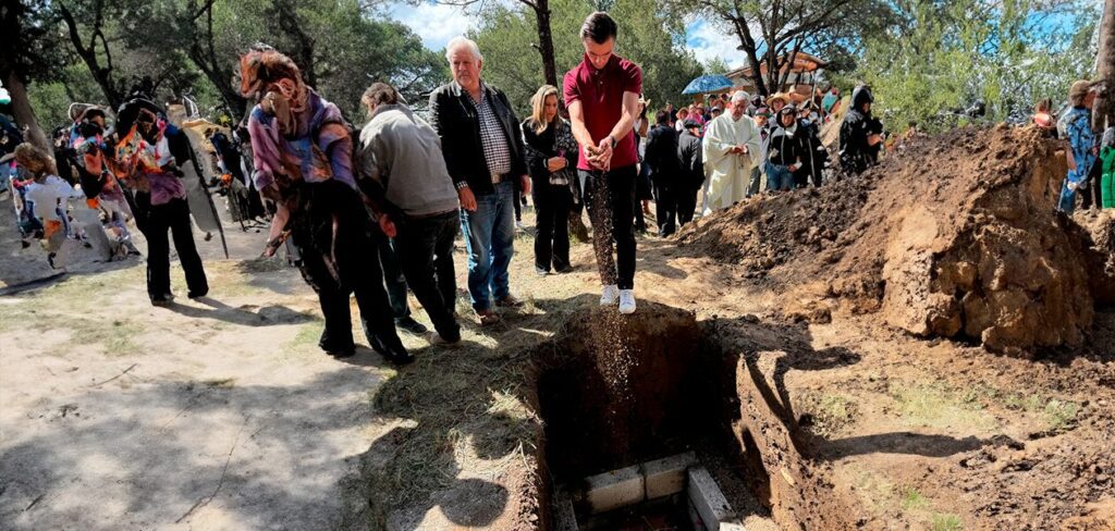 Su Nieto, el Rejoneador, Fauro, Aloi, echó uno de los últimos puñados de tierra a la tumba de su abuelo.