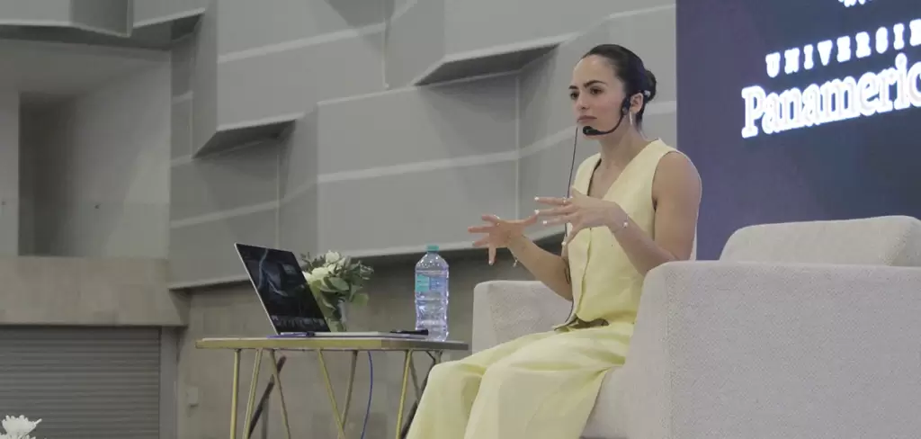 Val de la Torre cerro la Expo Networking 2025 con una conmovedora ponencia sobre resiliencia. Foto JLMNoticias