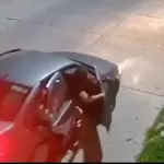 Imagen tomada de video que muestra a los jóvenes bromistas en calles del Ojocaliente, amagando con "levantar" a unas niñas, en hechos ocurridos la semana pasada. Foto: JLMNoticias / Captura de video.