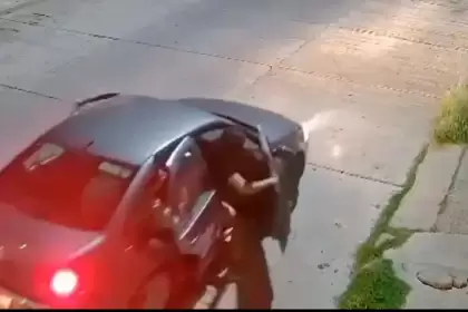 Imagen tomada de video que muestra a los jóvenes bromistas en calles del Ojocaliente, amagando con "levantar" a unas niñas, en hechos ocurridos la semana pasada. Foto: JLMNoticias / Captura de video.