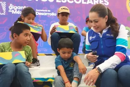 Tere Jiménez entregó más de 3 mil apoyos escolares en San Francisco de los Romo y San José de Gracia, fortaleciendo la educación y la economía familiar.