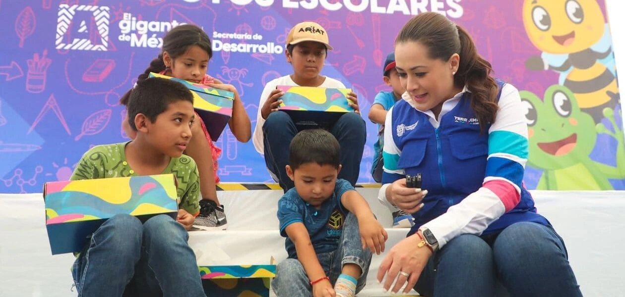 Tere Jiménez entregó más de 3 mil apoyos escolares en San Francisco de los Romo y San José de Gracia, fortaleciendo la educación y la economía familiar.
