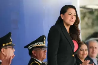 Tere Jiménez encabezó la ceremonia del 178.º aniversario de la Gesta de los Niños Héroes en la 14/a. Zona Militar, destacando su legado de unidad y valentía.