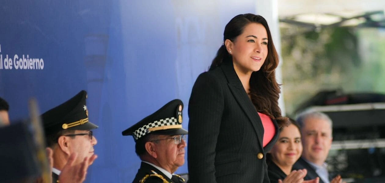 Tere Jiménez encabezó la ceremonia del 178.º aniversario de la Gesta de los Niños Héroes en la 14/a. Zona Militar, destacando su legado de unidad y valentía.