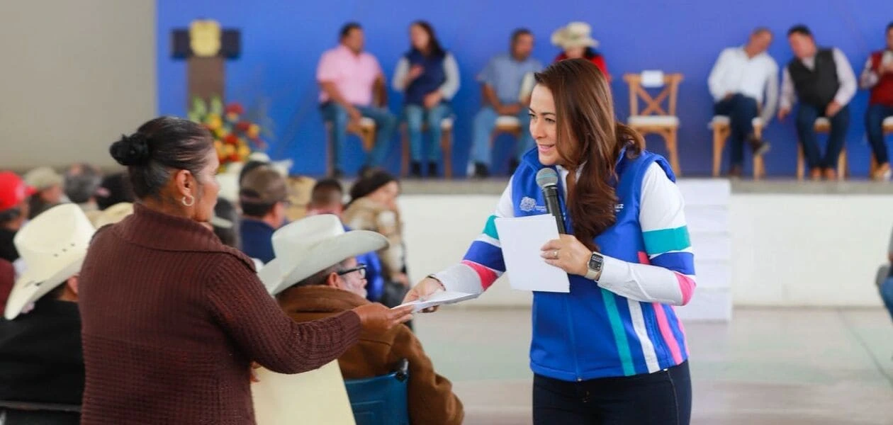 Tere Jiménez entregó semilla de avena a 2 mil productores de Aguascalientes con una inversión de 5 mdp, fortaleciendo la actividad agrícola del estado.