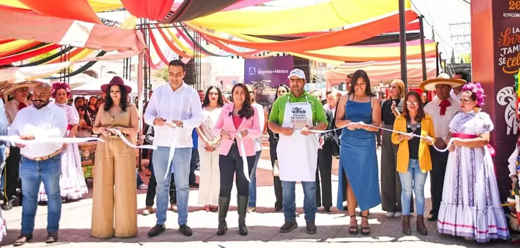 Tere Jiménez inauguró el Festival Nacional de la Birria 2025 en Rincón de Romos con más de 80 expositores, música, cultura y 30 tipos de birria.