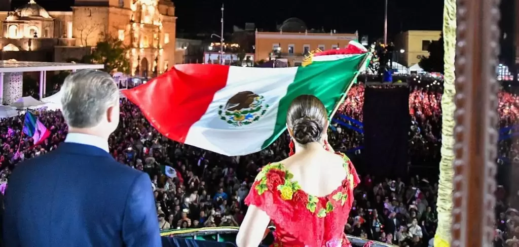 Miles celebraron el Grito de Independencia en la Plaza Patria de Aguascalientes, con Tere Jiménez, música, antojitos, fuegos artificiales y concierto de Emmanuel.