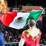 Miles celebraron el Grito de Independencia en la Plaza Patria de Aguascalientes, con Tere Jiménez, música, antojitos, fuegos artificiales y concierto de Emmanuel.