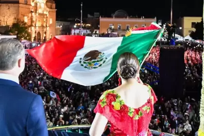 Miles celebraron el Grito de Independencia en la Plaza Patria de Aguascalientes, con Tere Jiménez, música, antojitos, fuegos artificiales y concierto de Emmanuel.