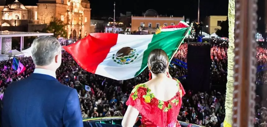 Miles celebraron el Grito de Independencia en la Plaza Patria de Aguascalientes, con Tere Jiménez, música, antojitos, fuegos artificiales y concierto de Emmanuel.