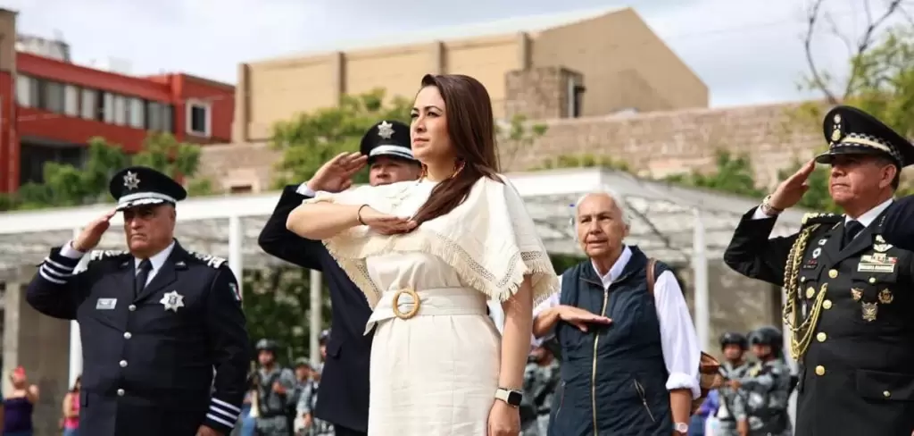El desfile cívico-militar del 16 de septiembre en Aguascalientes reunió a más de 12 mil asistentes y 4 mil participantes de 13 contingentes.