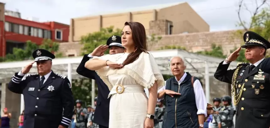 El desfile cívico-militar del 16 de septiembre en Aguascalientes reunió a más de 12 mil asistentes y 4 mil participantes de 13 contingentes.