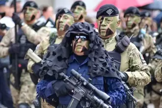 Más de 12 mil personas vivieron el desfile del 16 de septiembre en Aguascalientes, con 13 contingentes y la participación de Ejército, Guardia Nacional y policías.