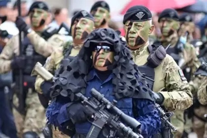 Más de 12 mil personas vivieron el desfile del 16 de septiembre en Aguascalientes, con 13 contingentes y la participación de Ejército, Guardia Nacional y policías.