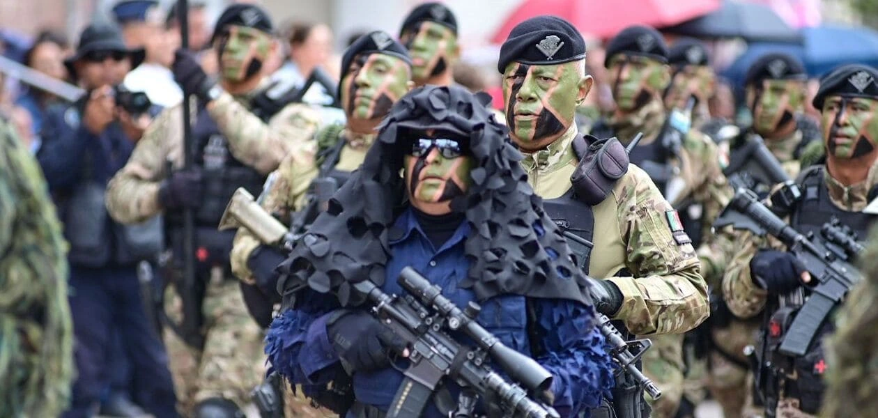 Más de 12 mil personas vivieron el desfile del 16 de septiembre en Aguascalientes, con 13 contingentes y la participación de Ejército, Guardia Nacional y policías.