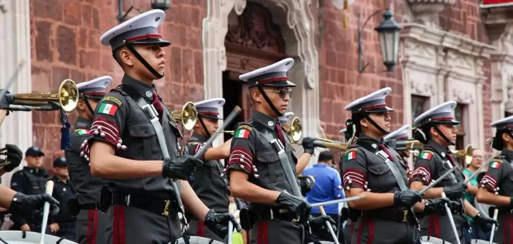El desfile del 16 de septiembre en Aguascalientes reunió a más de 12 mil personas y 13 contingentes, encabezado por la gobernadora Tere Jiménez.