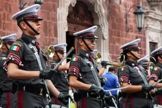 El desfile del 16 de septiembre en Aguascalientes reunió a más de 12 mil personas y 13 contingentes, encabezado por la gobernadora Tere Jiménez.