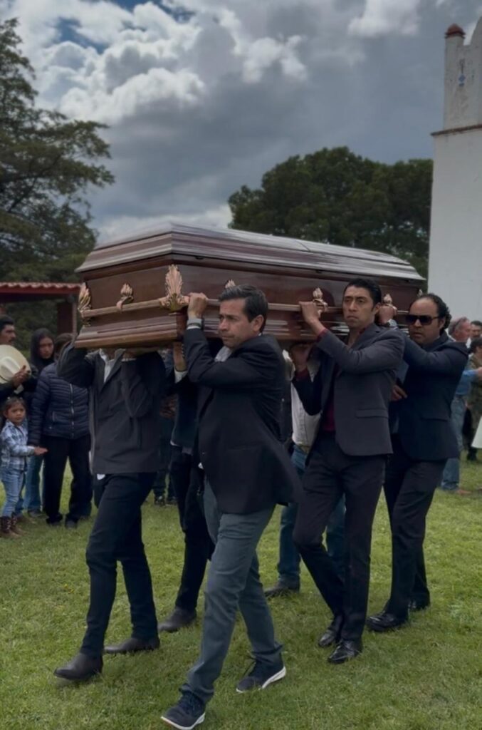 Su hijo el ganandero Sergio Hernández Weber (al frente) y los matadores tlaxcaltecas Sergio Flores y José Luis Angelino sacaron el féretro tras la misa de cuerpo presente. (Fotos/GL)