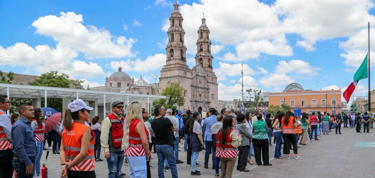 Aguascalientes participó en el Simulacro Nacional 2025 con la evacuación de 389 edificios, activación de la alerta sísmica en celulares y llamado a la cultura de protección civil.