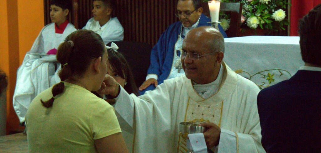 Emotiva toma de posesión del Padre Gandhi en la parroquia Emperatriz de América