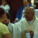 Emotiva toma de posesión del Padre Gandhi en la parroquia Emperatriz de América