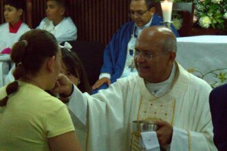 Emotiva toma de posesión del Padre Gandhi en la parroquia Emperatriz de América