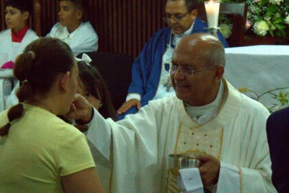 Emotiva toma de posesión del Padre Gandhi en la parroquia Emperatriz de América