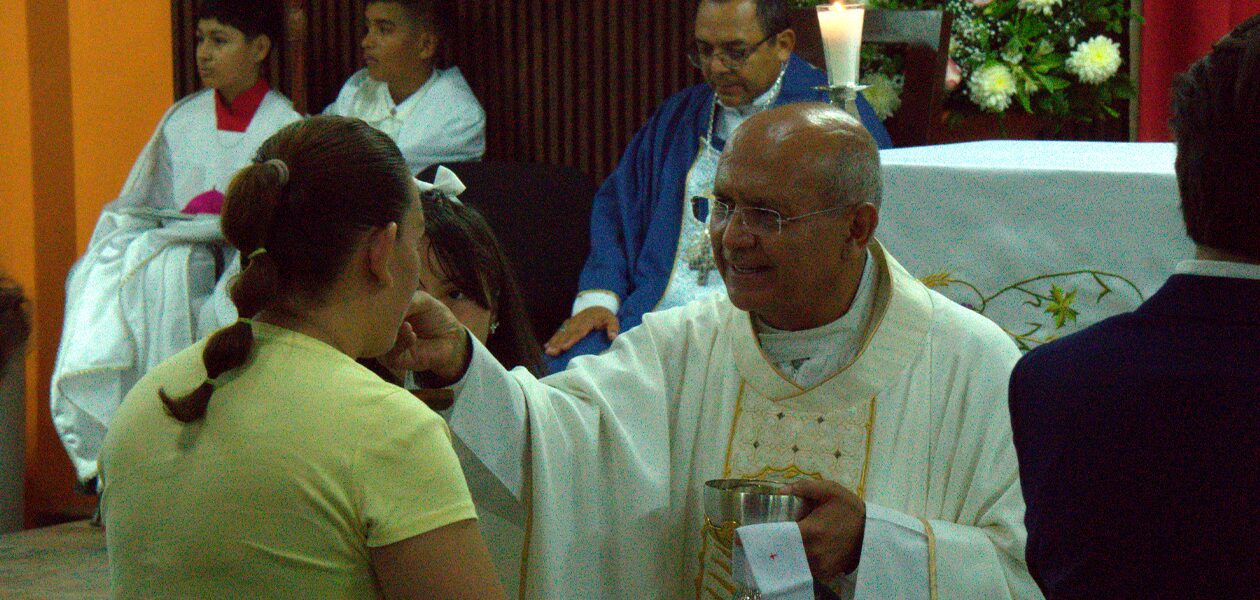 Emotiva toma de posesión del Padre Gandhi en la parroquia Emperatriz de América