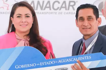 Tere Jiménez entregó un simulador electrónico y un tractocamión al Cecati No. 28 para fortalecer la capacitación de operadores del transporte en Aguascalientes