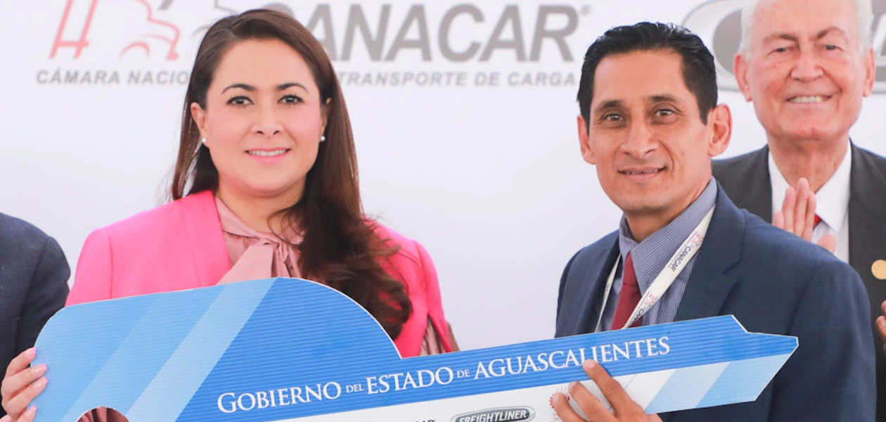 Tere Jiménez entregó un simulador electrónico y un tractocamión al Cecati No. 28 para fortalecer la capacitación de operadores del transporte en Aguascalientes