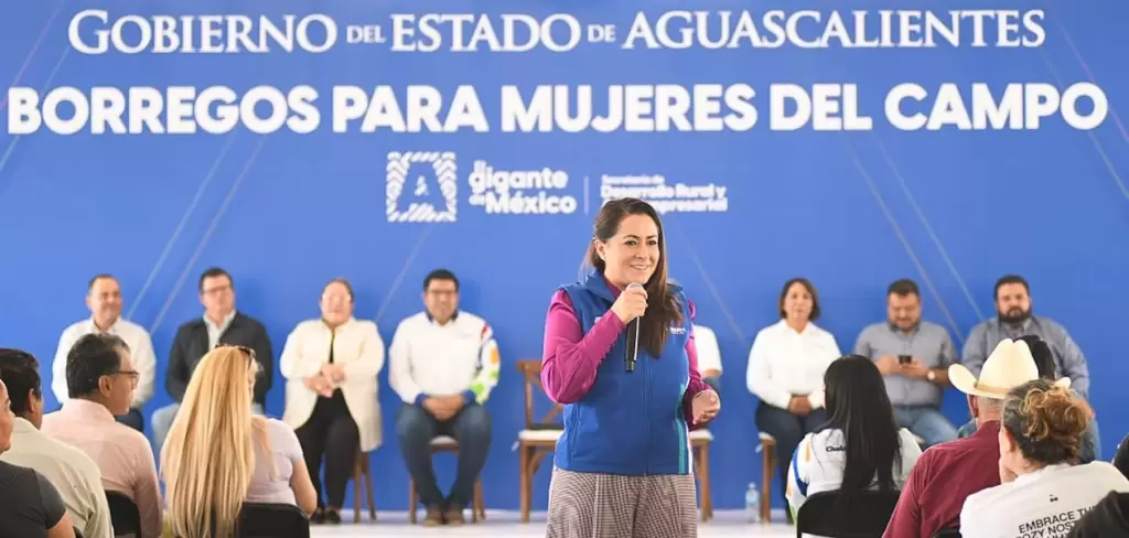 Tere Jiménez entregó 600 borregos a 200 mujeres del campo para impulsar su emprendimiento y fortalecer la economía familiar en Aguascalientes.