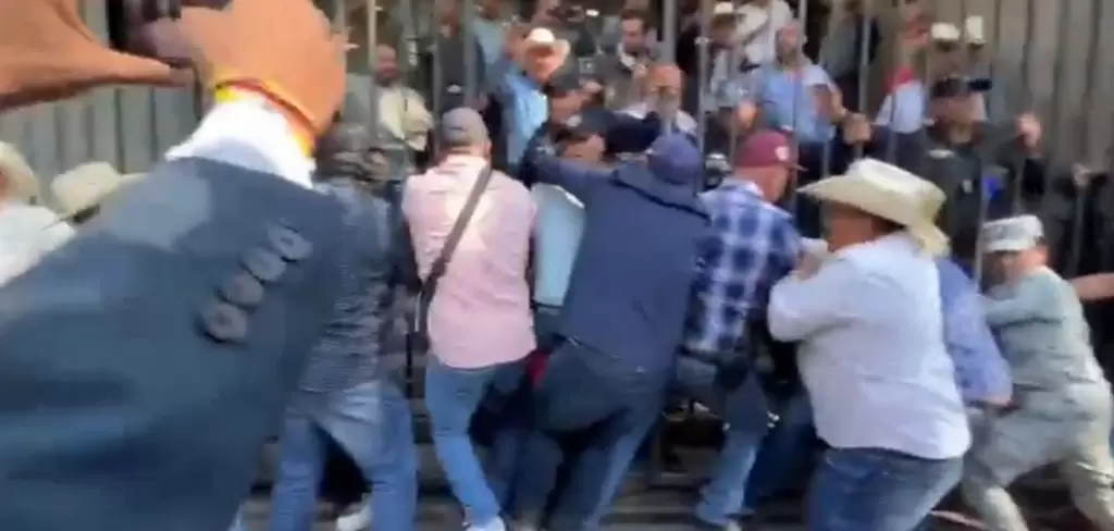 Agricultores manifestaron su inconformidad afuera de la Secretaría de Gobernación