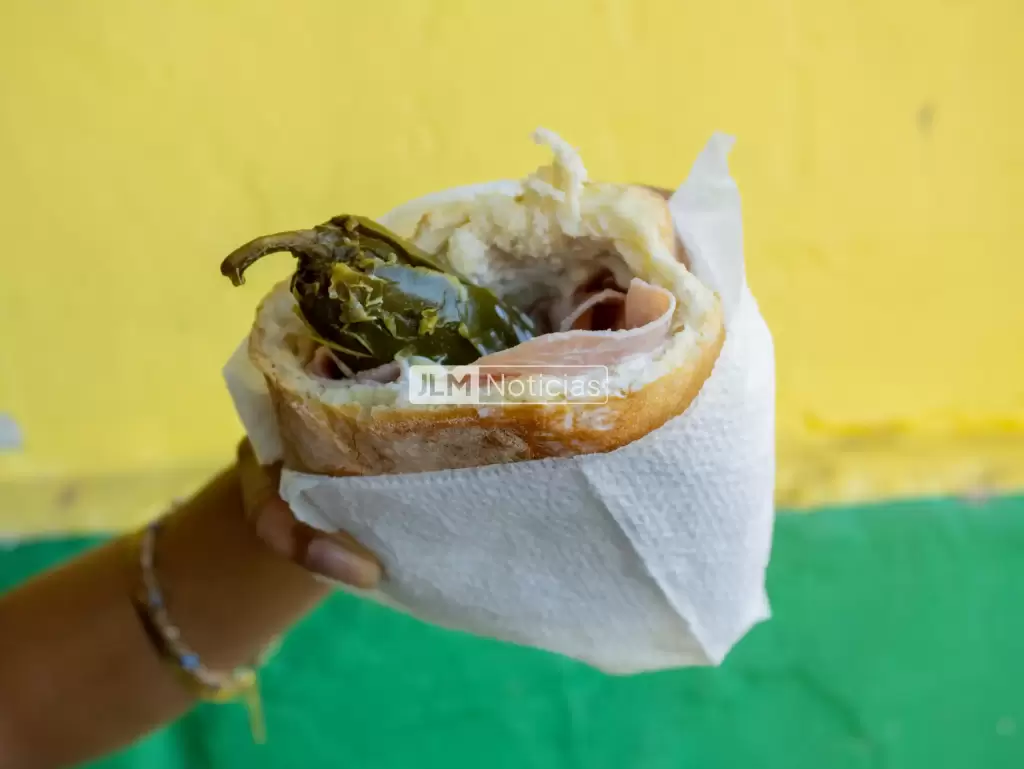 Tradicional bolillo con crema/fotografía de JLMNoticias.