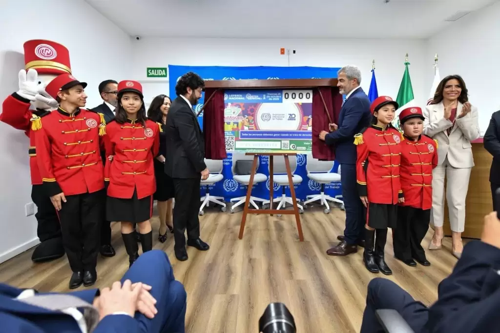 Develación del billete conmemorativo de la Organización Internacional del Trabajo en México.
