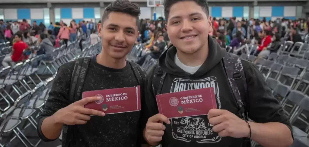 Entrega de becas Benito Juarez