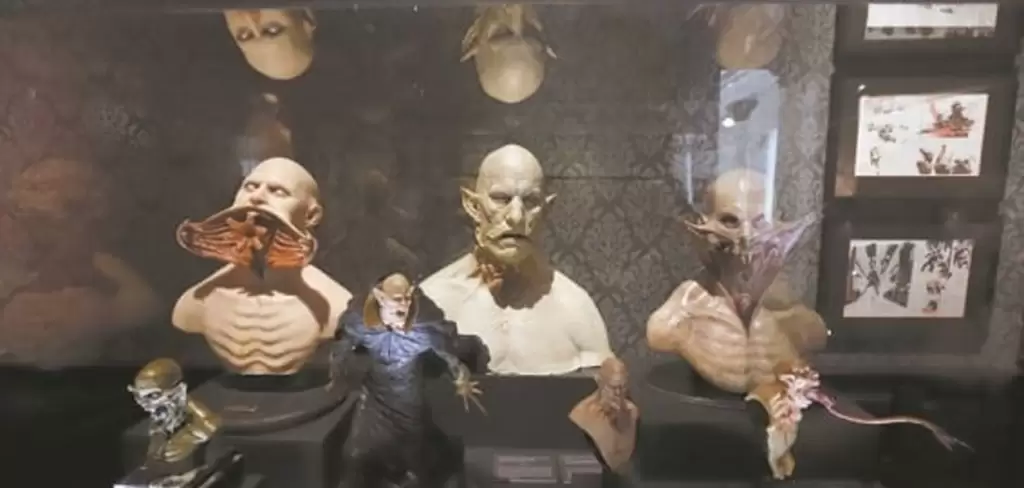 Esculturas de mousntros de Guillermo del Toro