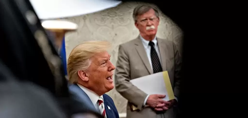 Donald Trump junto a John Bolton/ Fotografía de EFE.