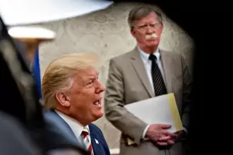 Donald Trump junto a John Bolton/ Fotografía de EFE.