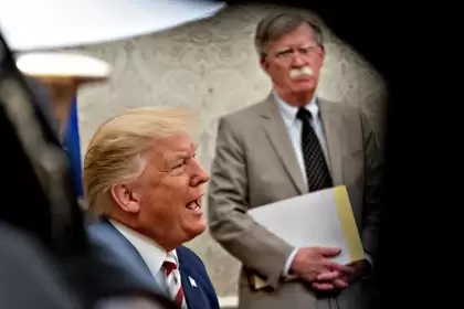 Donald Trump junto a John Bolton/ Fotografía de EFE.