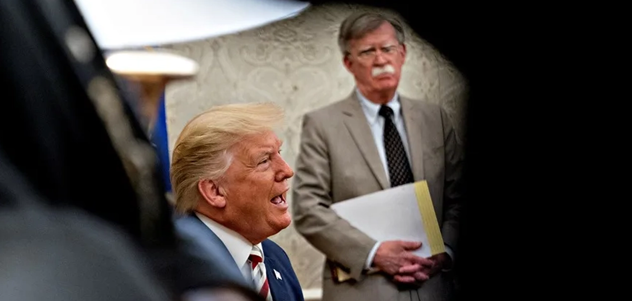 Donald Trump junto a John Bolton/ Fotografía de EFE.