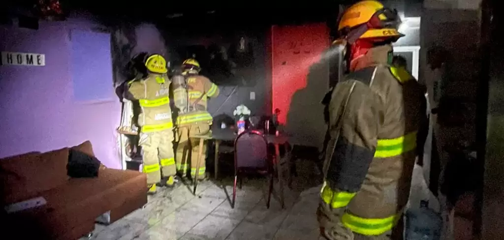 Imagen del incendio en el altar de la Santa Muerte en una vivienda de Colinas de San Patricio. Foto: JLMNoticias / Protección Civil Municipal.