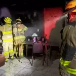 Imagen del incendio en el altar de la Santa Muerte en una vivienda de Colinas de San Patricio. Foto: JLMNoticias / Protección Civil Municipal.