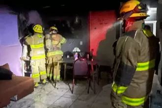 Imagen del incendio en el altar de la Santa Muerte en una vivienda de Colinas de San Patricio. Foto: JLMNoticias / Protección Civil Municipal.