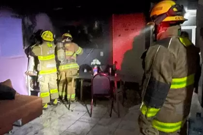 Imagen del incendio en el altar de la Santa Muerte en una vivienda de Colinas de San Patricio. Foto: JLMNoticias / Protección Civil Municipal.