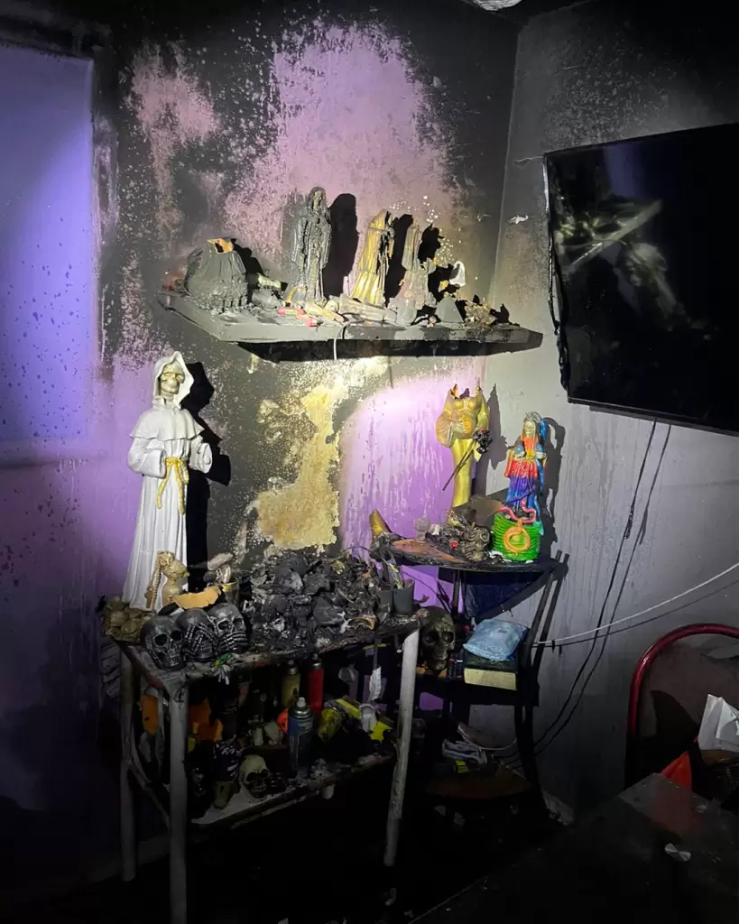 Así quedó el altar de la Santa Muerte, incendiado en el fraccionamiento Colinas de San Patricio. Foto: JLMNoticias / Protección Civil Municipal.