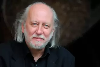 Foto del 11 de julio de 2012 del escritor húngaro Laszlo Krasznahorkai, en su casa en Pilisszentivan, 20 kilómetros al norte de Budapest, Hungría. La Academia Sueca premió el 9 de octubre de 2025 a Laszlo Krasznahorkai con el Premio Nobel de Literatura 2025 por su 'prosa visionaria y apocalíptica'. Foto de JLMNoticias / EFE/ EPA/ Gyula Czimbal.