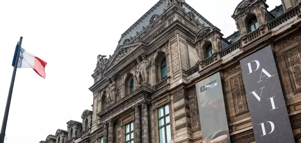Fachada del museo del Louvre. El museo del Louvre ha sido objeto de un atraco en el que no ha habido heridos, según la ministra francesa de Cultura, y obligó a cerrar el museo durante toda la jornada. Foto: JLMNoticias / EFE/ Mohammed Badra.