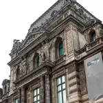 Fachada del museo del Louvre. El museo del Louvre ha sido objeto de un atraco en el que no ha habido heridos, según la ministra francesa de Cultura, y obligó a cerrar el museo durante toda la jornada. Foto: JLMNoticias / EFE/ Mohammed Badra.