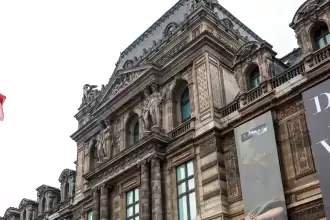 Fachada del museo del Louvre. El museo del Louvre ha sido objeto de un atraco en el que no ha habido heridos, según la ministra francesa de Cultura, y obligó a cerrar el museo durante toda la jornada. Foto: JLMNoticias / EFE/ Mohammed Badra.
